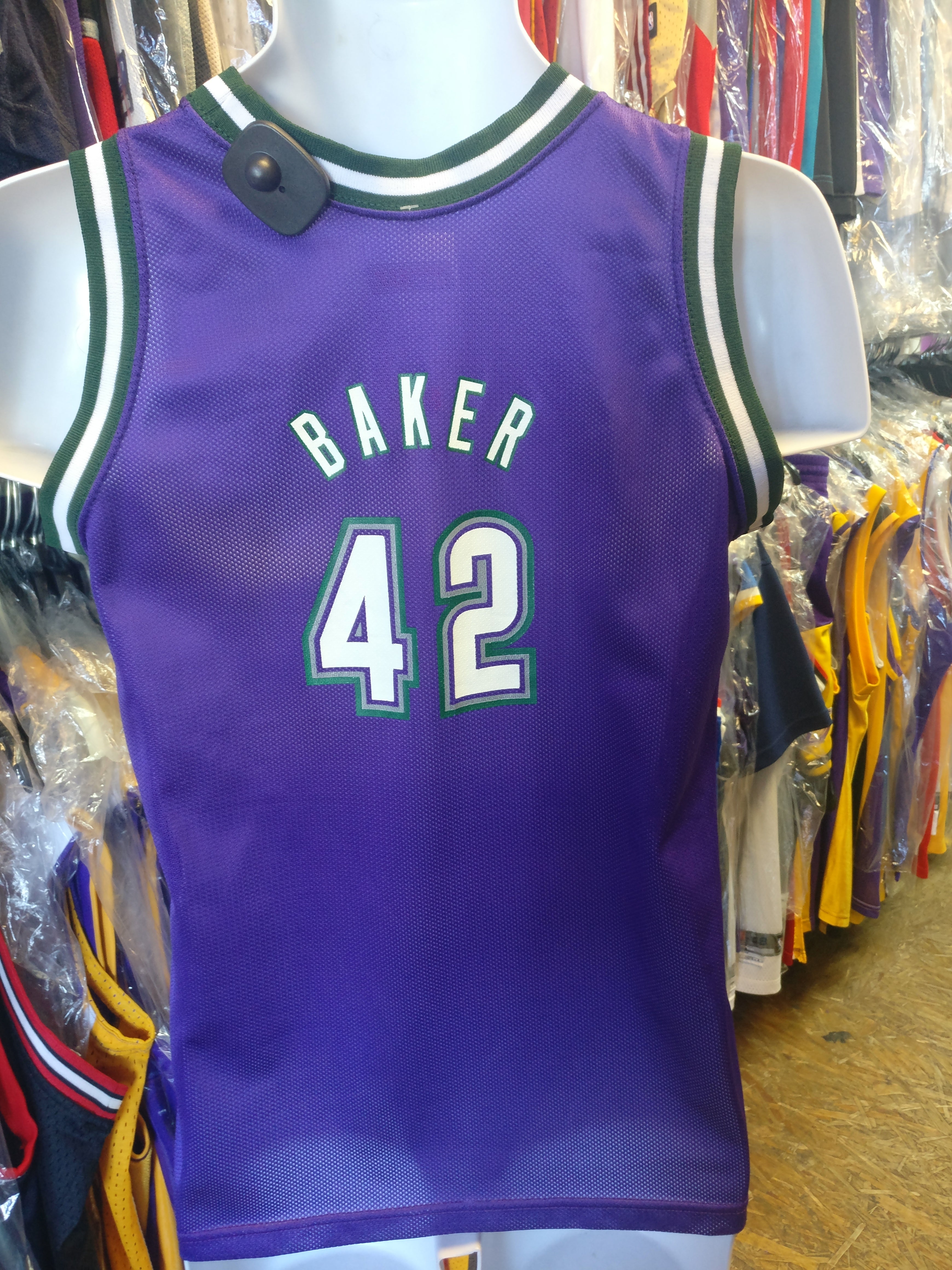 Vin Baker Signed Milwaukee Bucks Jersey (PSA) 1993 1st Round